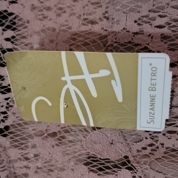 Mauve colored plus sixe 1X, Lace top - Picture 3 of 6